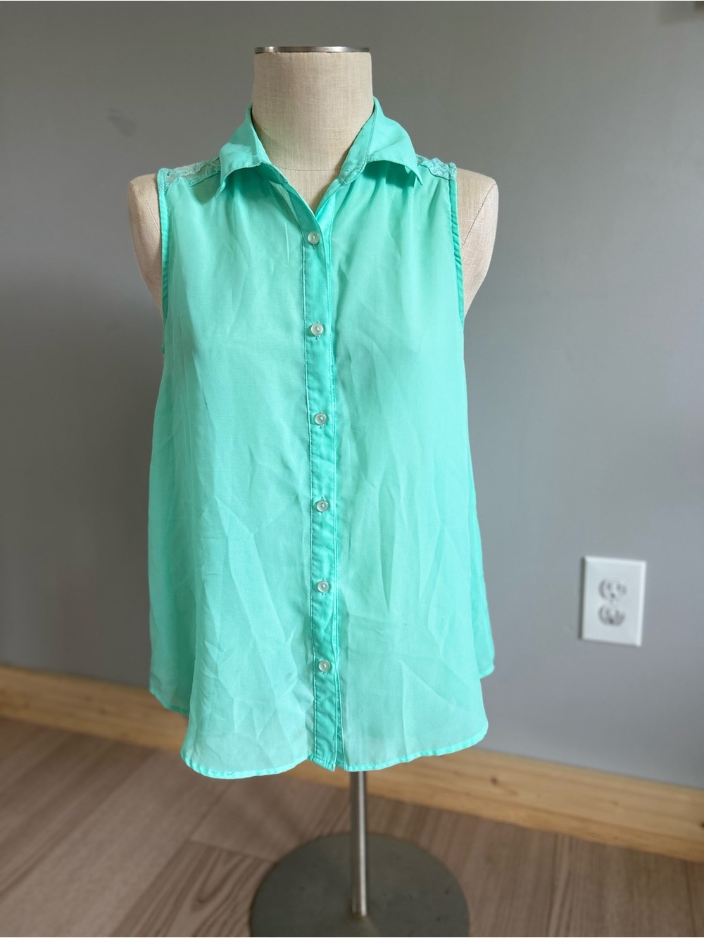 Maurices Mint Green Sleeveless Button-Down Blouse